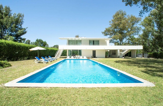 Schönes alleinstehendes Ferienhaus mit W-LAN, Klimaanlage, privatem Pool, TV, Terrasse, Parkplatz
