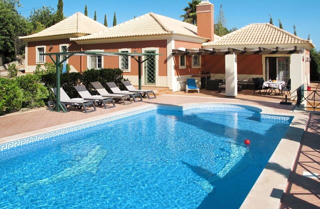 Schönes alleinstehendes Ferienhaus mit W-LAN, privatem Pool, Klimaanlage, TV, Innenhof, Parkplatz
