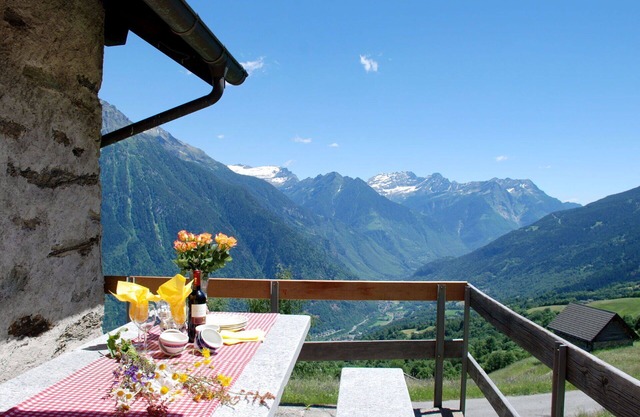 Schönes alleinstehendes Ferienhaus mit TV, Terrasse, Haustiere erlaubt, Panoramablick und Parkplatz