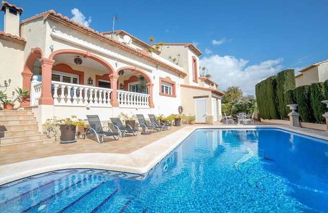 Schönes alleinstehendes Ferienhaus mit Klimaanlage, W-LAN, privatem Pool, TV, Terrasse, Parkplatz