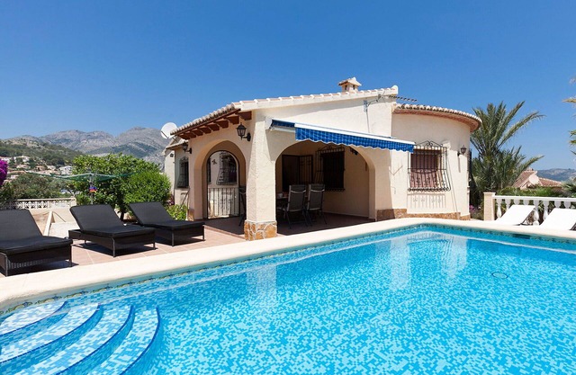 Schönes alleinstehendes Ferienhaus mit privatem Pool, W-LAN, TV, Terrasse und Parkplatz