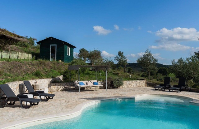 Schönes alleinstehendes Ferienhaus mit Whirlpool, Klimaanlage, W-LAN, Pool, TV und Parkplatz