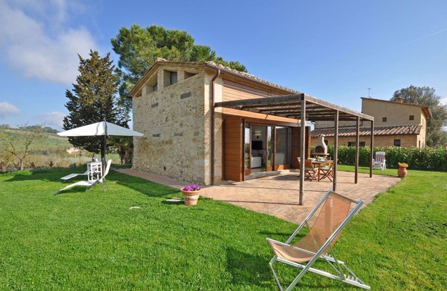 Alleinstehendes Ferienhaus mit W-LAN, Klimaanlage, TV, Innenhof, Panoramablick, Parkplatz