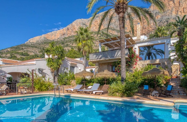 Stunning private villa for 4 people with WIFI, private pool, A/C, TV, patio and panoramic view