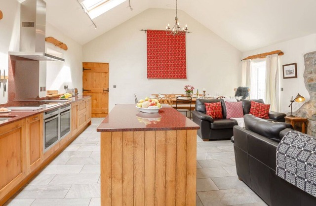 Stunning private villa for 10 guests with WIFI, TV, patio, pets allowed and parking