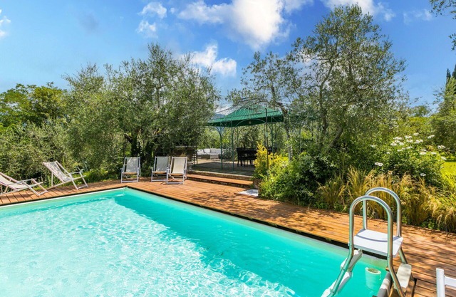 Wunderbares alleinstehendes Ferienhaus mit W-LAN, privatem Pool, TV, Panoramablick und Parkplatz