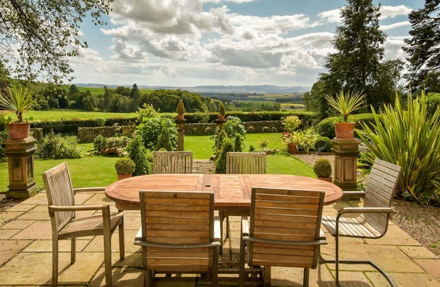 Stunning private villa for 10 guests with WIFI, patio, panoramic view and parking