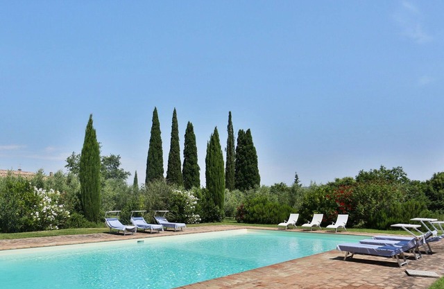 Alleinstehendes Ferienhaus mit Klimaanlage, W-LAN, privatem Pool, TV, Innenhof, Parkplatz
