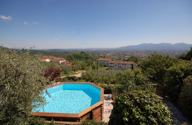 Schönes alleinstehendes Ferienhaus mit privatem Pool, W-LAN, Veranda und Panoramablick, bei Lucca
