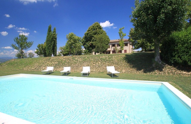 Alleinstehendes Ferienhaus mit W-LAN, privatem Pool, TV, Innenhof, Panoramablick, Parkplatz