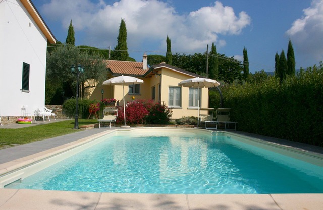 Schönes alleinstehendes Ferienhaus mit Klimaanlage, W-LAN, Pool, TV, Terrasse und Parkplatz