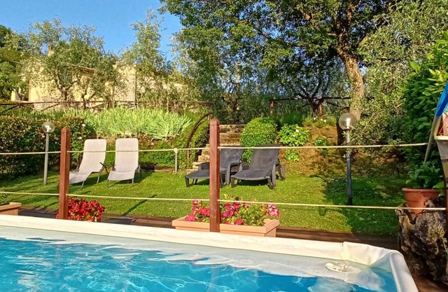 Schönes alleinstehendes Ferienhaus mit privatem Pool, W-LAN, TV, Panoramablick und Parkplatz