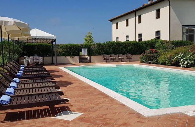 Alleinstehendes Ferienhaus mit Sauna, Klimaanlage, Whirlpool, W-LAN, privatem Pool, TV, Innenhof