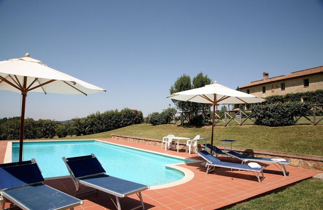 Alleinstehendes Ferienhaus mit privatem Pool, W-LAN, TV, Innenhof, Panoramablick, Parkplatz