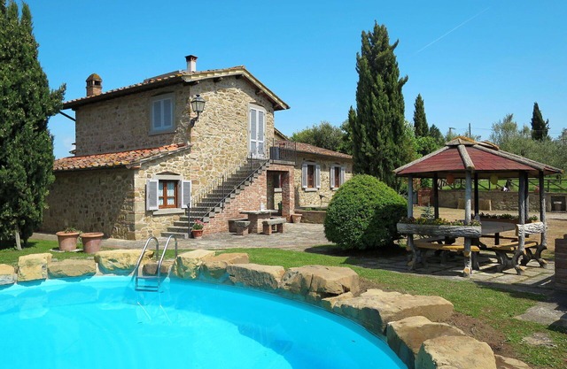 Alleinstehendes Ferienhaus mit W-LAN, privatem Pool, TV, Innenhof, Haustiere erlaubt, Parkplatz