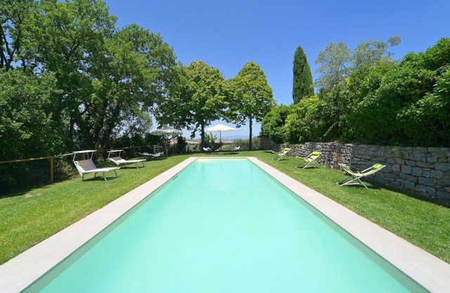 Alleinstehendes Ferienhaus mit privatem Pool, W-LAN, Whirlpool, TV, Balkon, Parkplatz