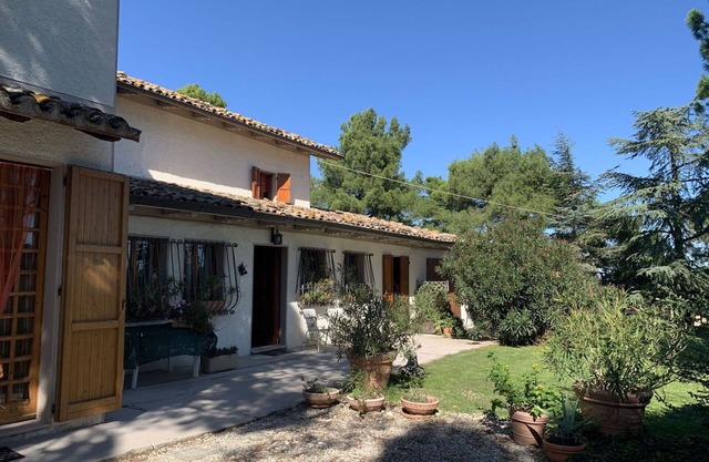 Schönes alleinstehendes Ferienhaus mit W-LAN, TV, Haustiere erlaubt, Panoramablick und Parkplatz