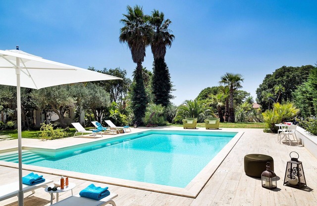Alleinstehendes Ferienhaus mit privatem Pool, Klimaanlage, W-LAN, TV, Innenhof, Parkplatz
