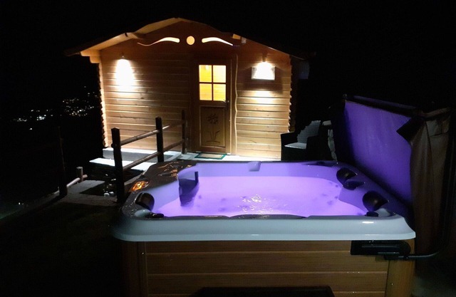 Atemberaubendes alleinstehendes Ferienhaus mit Whirlpool, TV, Innenhof, Haustiere erlaubt, Parkplatz