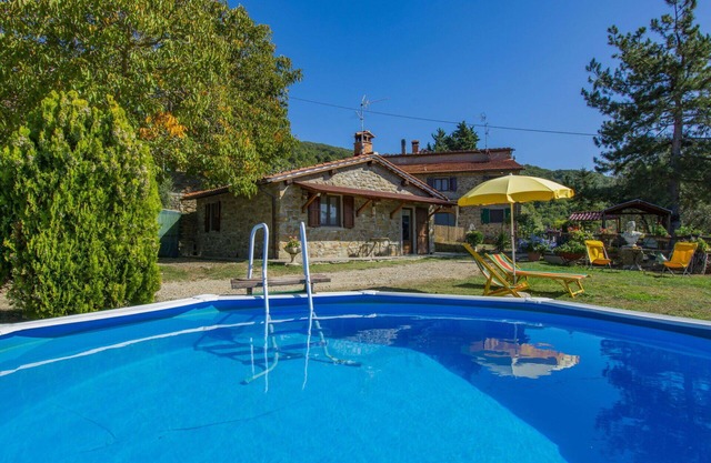 Alleinstehendes Ferienhaus mit W-LAN, Whirlpool, privatem Pool, TV, Innenhof, Parkplatz