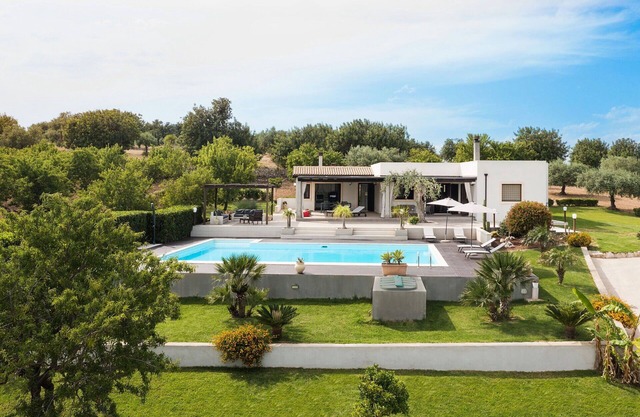 Alleinstehendes Ferienhaus mit W-LAN, Klimaanlage, privatem Pool, TV, Terrasse, Panoramablick