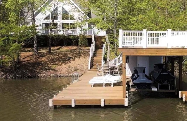 Stunning property with 2 docks, kayaks, SUP, firepit, hammock & huge water mat