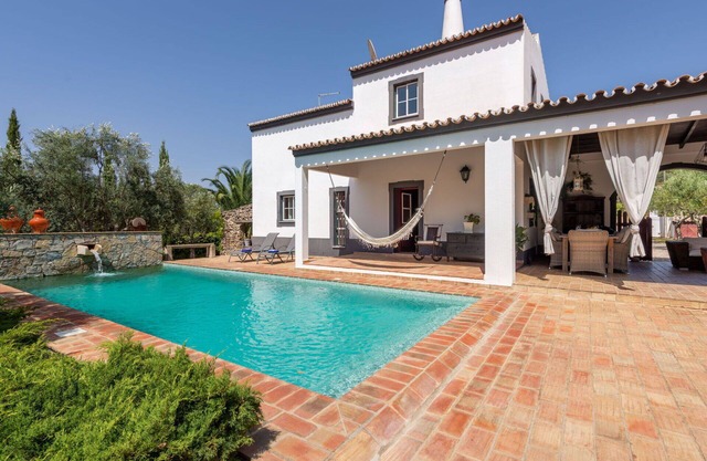 Schönes alleinstehendes Ferienhaus mit W-LAN, privatem Pool, TV, Terrasse und Parkplatz