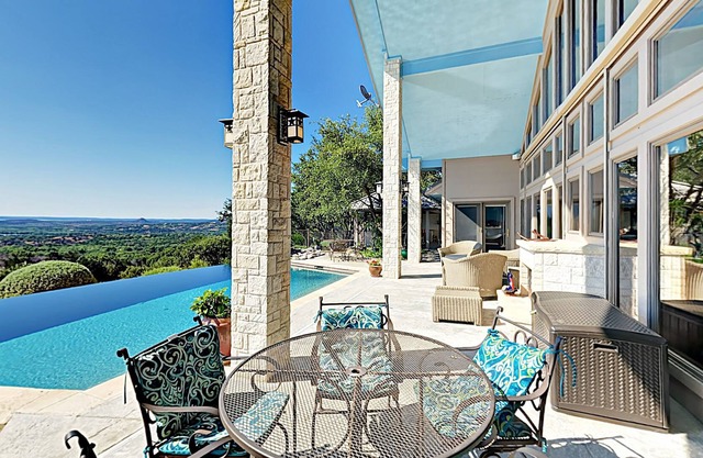 Stunning Rancho Pacifico w/ Hill Country Views - Infinity Pool & Hot Tub