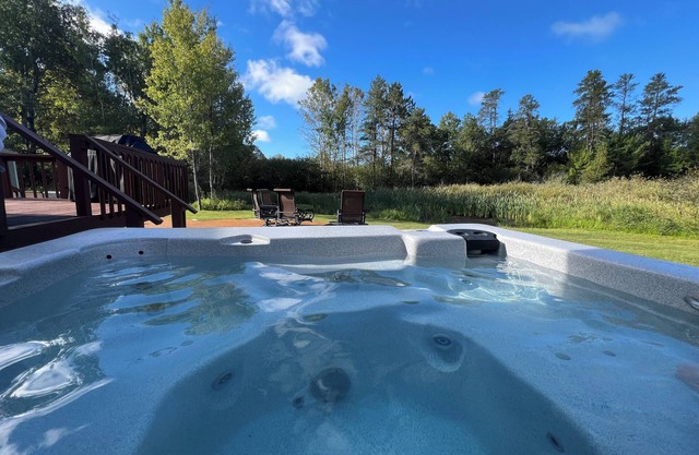 --Stunning Remodel-- HOT TUB 4 -BR home, Sleeps 10. Cozy Charm Modern Comfort