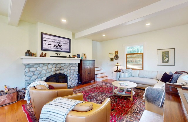 Stunning restored farmhouse with firepit, deck and loungers & gas grill