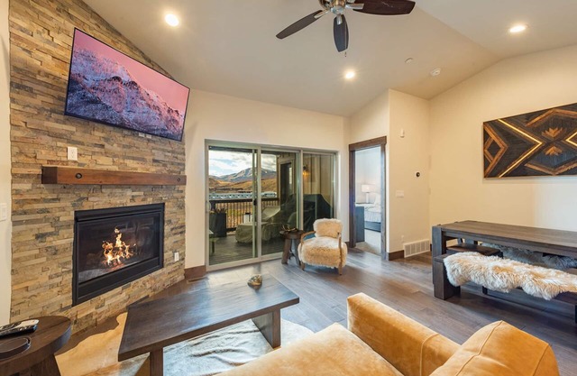 Stunning Retreat, Majestic View, Private Hot Tub, Grill, Close to Main Street!