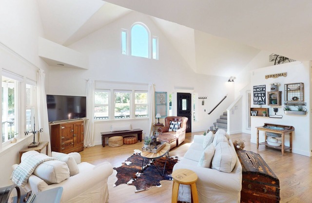 Stunning retreat with private hot tub, firepit & 1 acre of country charm