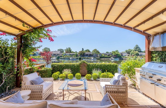 Stunning Riverfront Property: Outdoor Oasis, BBQ, Chef's Kitchen