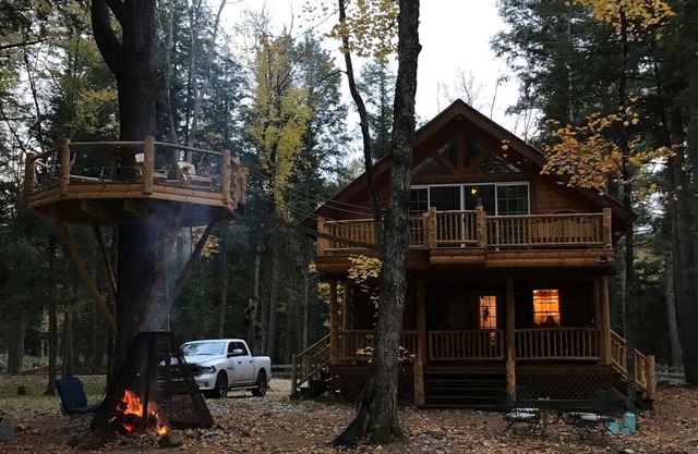 Stunning Riverfront Solar-Powered Cabin (back-up generator)
