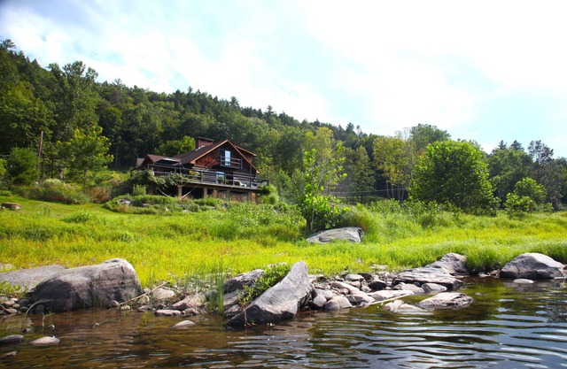 Atemberaubende Riverfront Log Cabin mit spektakulärer Aussicht