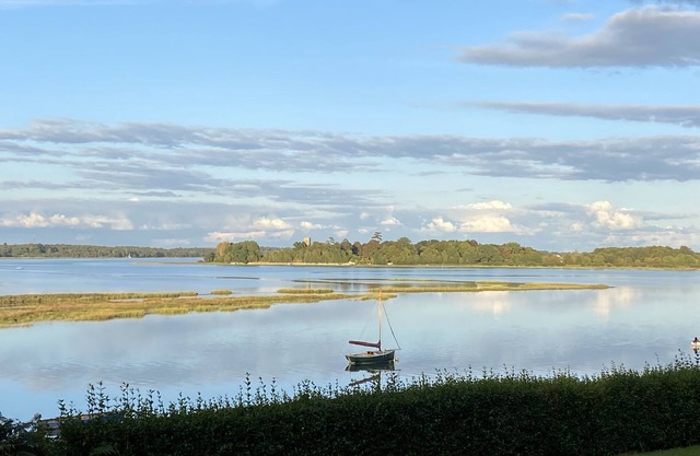 Stunning Riverside Cottage with Breathtaking Views, 1 mile from Snape Maltings