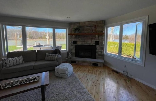 Stunning Riverside Retreat Port Franks