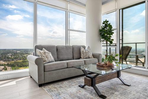 Stunning Rocky Mountain & DT Skyline Views! Near Stampede, Saddledome, BMO Centre! FREE Banff Pass, Wine, & Parking!