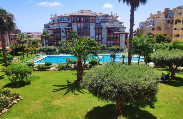 Atemberaubender Meerblick, Swimmingpool im großen tropischen Garten nah am Meer