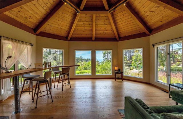 Stunning Sea Views, Hot Tub, Sauna, King Bed, Private and Sunny.