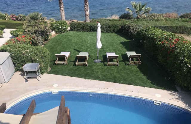Atemberaubende 2-Schlafzimmer-Villa am Meer mit eigenem Pool