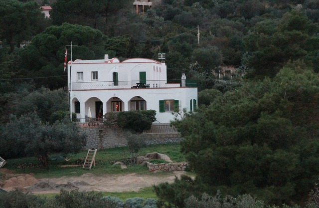 Stunning seaside villa with tennis court and an immense Mediterranean garden.