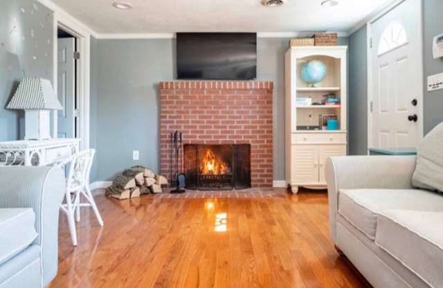 Stunning seaside cottage and luxury loft, walk to beach, family + pet, sleeps 8