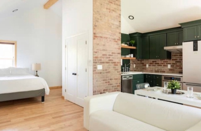 Stunning seaside loft, walk to beach, romantic getaway for 2 + pet
