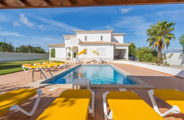 Atemberaubende geräumige 4-Bett-Villa mit privatem Pool in Strandnähe