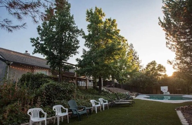 Stunning spacious estate + pool + hot tub in oasis