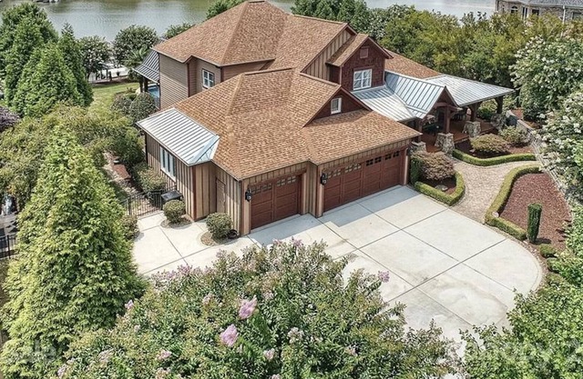 Stunning, spacious Lake Norman retreat