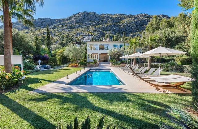 Stunning, spacious, newly refurbished private villa near Pollenca, sleeps 10