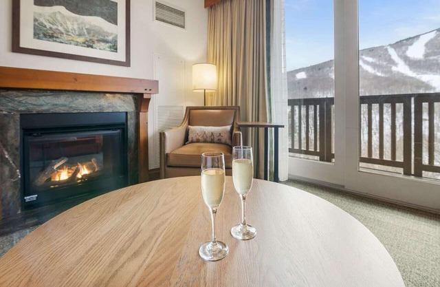 Stunning Studio - Top Floor Views! - Ski in/out