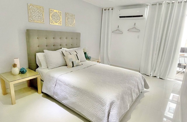Stunning Studio w balcony for 2, 1 Queen Bed,1 Bathroom 5 mins to the beach